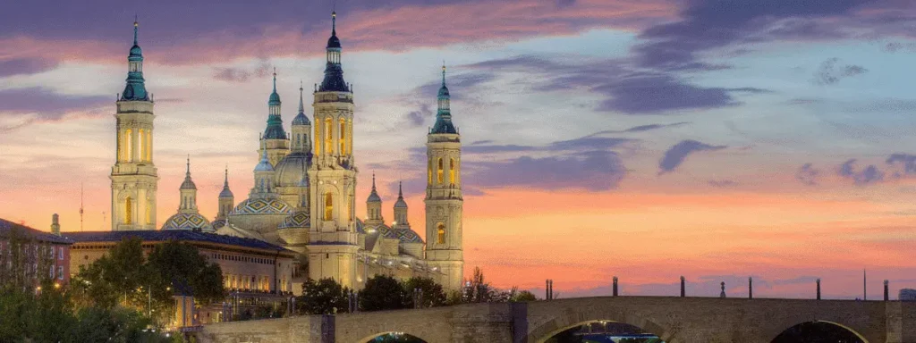 La basílica del Pilar de noche