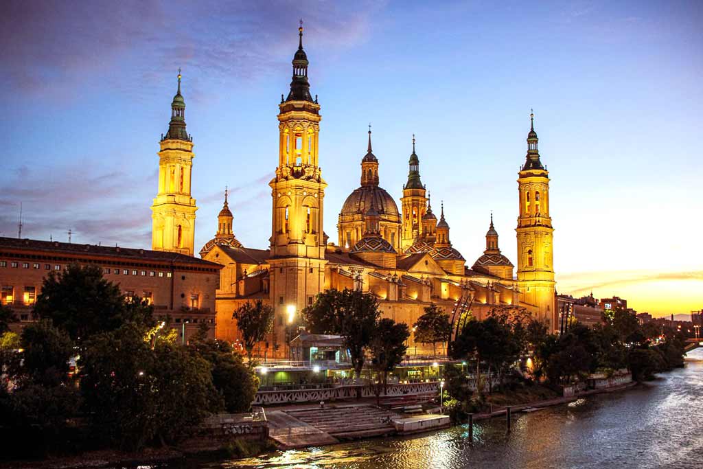 Bonita Foto nocturna de la Basílica del Pilar de Zaragoza