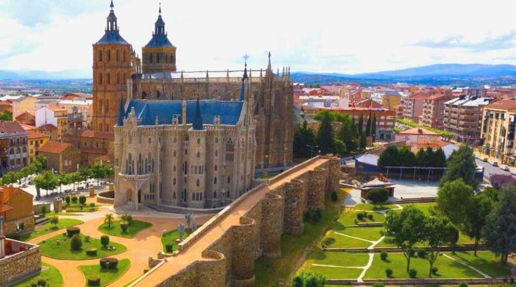 Vista lejana realizada con un dron del Palacio de Gaudi